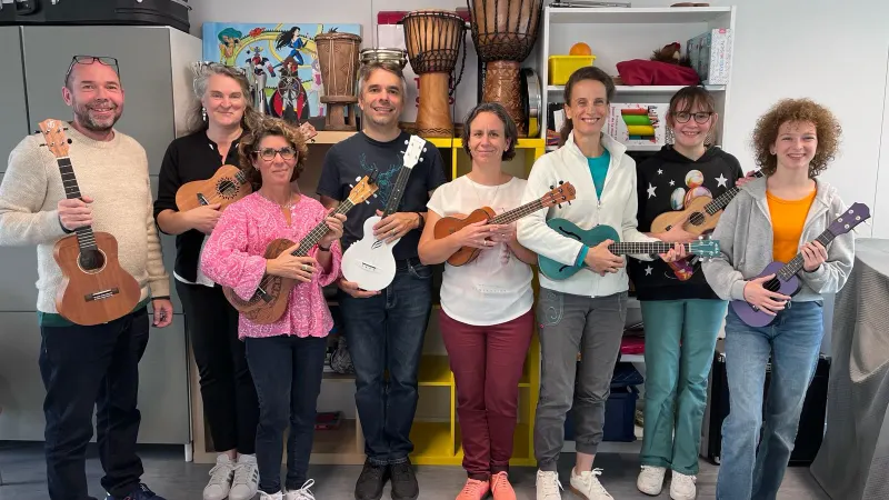 Photo de groupe des participants au stage d'ukulélé à Grasse